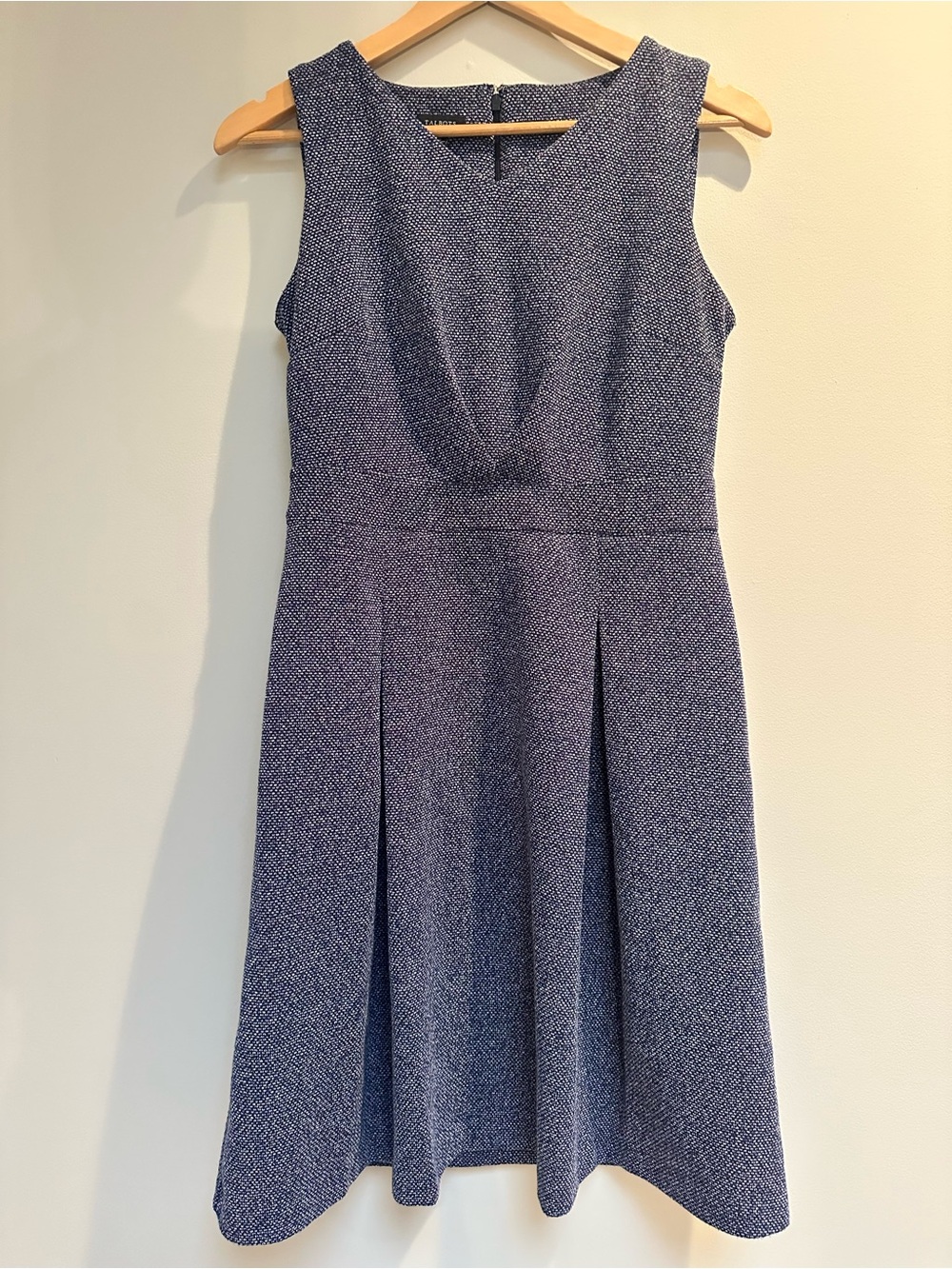 Talbots Blue White Textured Sleeveless V‑Neck Dress Women’s Small Pleated